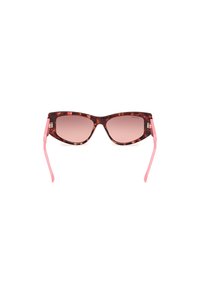 Gafas de sol estilo cat-eye con montura de carey, lentes gradientes en rosa y patillas en rosa claro. Presenta un sutil logo en el lateral.