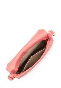 Borsa a mano in pelle corallo con finitura testurizzata, dotata di chiusura con zip e due scomparti interni. Accenti in hardware dorato sulla tracolla.