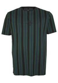 Camiseta negra de manga corta con rayas verticales verdes y azules, cuello redondo y sutil texto bordado en el pecho.