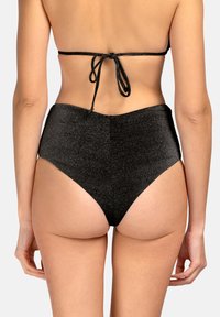 Czarne bikini z wysokim stanem o błyszczącej teksturze. Posiada gładką talię i minimalne okrycie z tyłu.