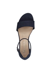Navy suede korkokenkä, jossa on leveä etuhihna, nilkkahihna ja avoin varvas. Suora sisäpohja, jossa on brändin logo painettuna.