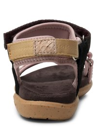 Svart och rosa sandal med en dämpad brun innersula, med ett texturerat beige rem och justerbar hårdvara bak.