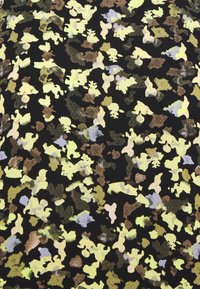 Tessuto con motivo camouflage caratterizzato da uno sfondo nero con disegni irregolari nelle tonalità di verde, giallo, marrone e grigio chiaro.