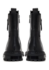 Botines negros de tobillo hechos de cuero liso, con una suela gruesa, cremalleras laterales y tiradores para poner y quitar con facilidad.