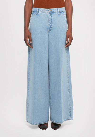 Jeans larghi di colore blu chiaro realizzati in denim, con vita alta, leggera sfumatura e un classico design a cinque tasche.