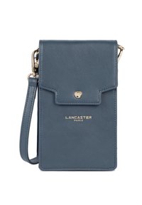 Borsa a tracolla in pelle blu con chiusura a patta, hardware dorato e logo impresso sul davanti. Forma compatta e rettangolare.