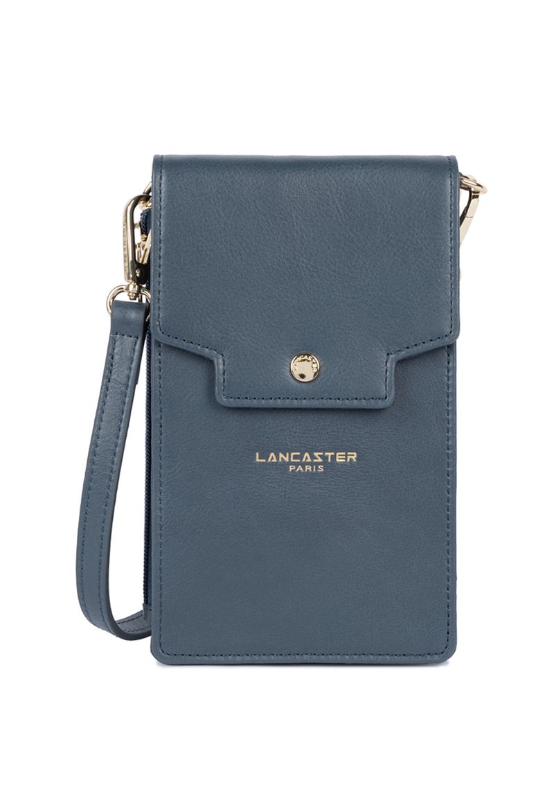 Borsa a tracolla in pelle blu con chiusura a patta, hardware dorato e logo impresso sul davanti. Forma compatta e rettangolare.