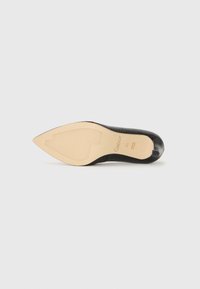 Scarpa nera con tacco alto, punta affusolata, tomaia texturizzata e suola in gomma beige con scanalature orizzontali. Nome del marchio "Gabor" visibile.