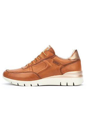 Zapatillas de cuero en marrón con textura suave, que cuentan con una suela de goma, un cuello acolchado y cordones de acento en naranja. Detalle discreto del logo de la marca.