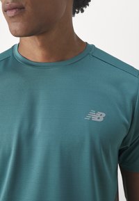 New Balance ESSENTIALS - T-skjorte til trening - new spruce