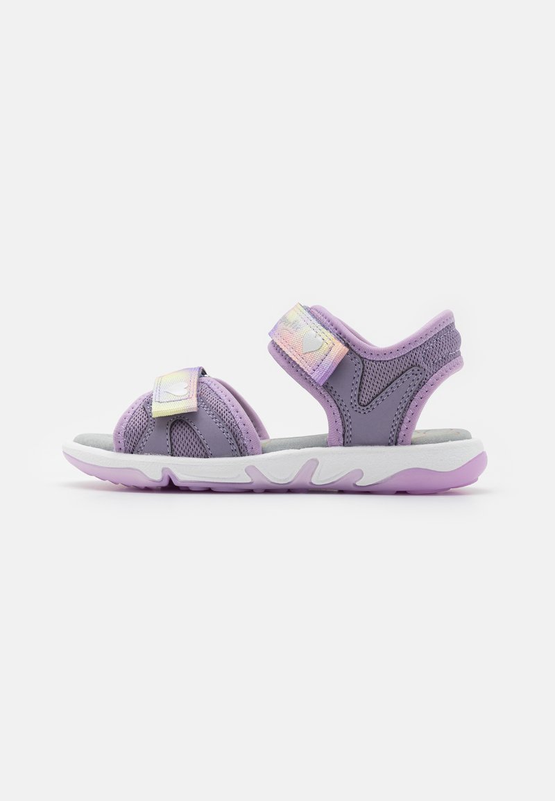 Lila Sandalen mit Obermaterial aus Netz und Synthetik, verstellbaren Riemen, strukturiertem Fußbett und weißer Sohle mit Lavendel-Akzenten.