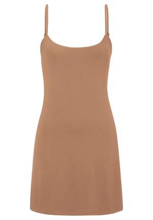 Braunes Slipkleid aus glattem Material, mit dünnen Spaghettiträgern, einem runden Halsausschnitt und einem geraden Schnitt, der über das Knie fällt.