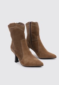 Sandra Fontán Botines - brown