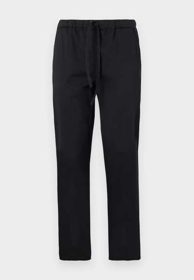 Pantalons noirs en tissu doux, dotés d'une taille élastique avec cordon de serrage. Coupe droite sans motifs ni éléments métalliques visibles.