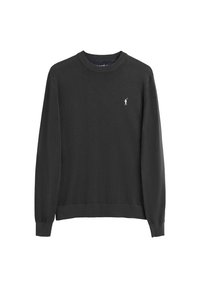 Ciemnoszary sweter z długimi rękawami, prążkowanym dekoltem i ściągaczami, wykonany z gładkiej tkaniny. Na lewej piersi znajduje się małe białe logo.