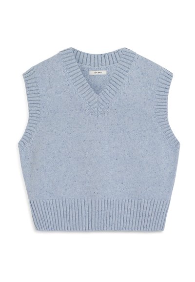 Gilet sans manches de couleur bleu clair avec un col en V, doté de bords côtelés et d'un motif texturé sur l'ensemble du tissu.