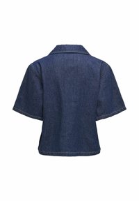 Giacca in denim scuro a maniche corte con colletto, caratterizzata da una vestibilità comoda e cuciture a contrasto lungo i bordi.