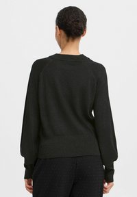Schwarzer Pullover mit lockerer Passform, geripptem Halsausschnitt und Saum, Ballonärmeln und einer subtilen Schimmer-Textur.