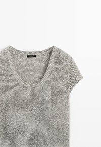 Haut court en maille gris clair avec encolure arrondie, posé à plat sur fond blanc.