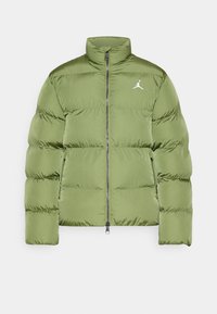 Giacca a vento verde con colletto alto, dotata di chiusura con zip e logo bianco sul lato sinistro del petto. Tessuto liscio con sezioni imbottite.