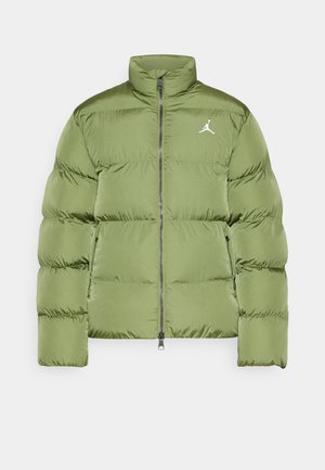 Giacca a vento verde con colletto alto, dotata di chiusura con zip e logo bianco sul lato sinistro del petto. Tessuto liscio con sezioni imbottite.