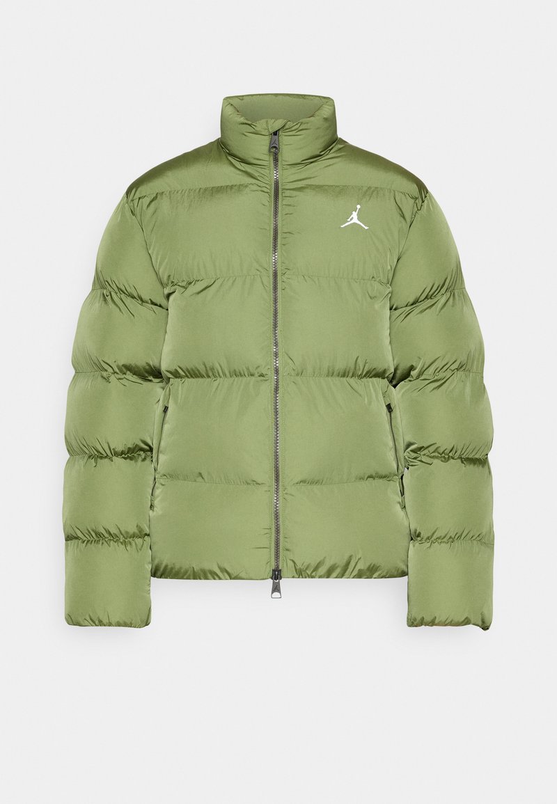 Giacca a vento verde con colletto alto, dotata di chiusura con zip e logo bianco sul lato sinistro del petto. Tessuto liscio con sezioni imbottite.