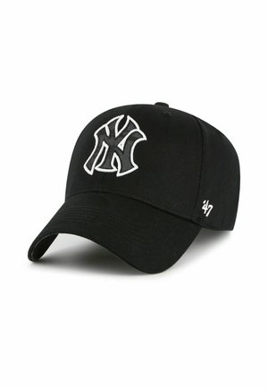 Schwarze Baseballmütze aus Baumwolle mit einem weißen, gestickten Logo. Sie hat einen gebogenen Schirm und genähte Akzente an der Seite.