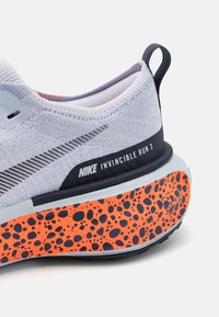 Nike Performance ZOOMX INVINCIBLE RN FK 3 OLY - Løbesko til landevejen - multi-coloured