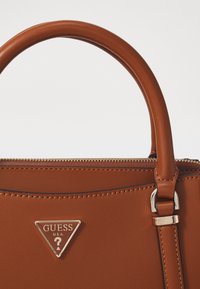 Guess DARYNA SATCHEL - Käsilaukku - cognac