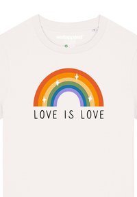 Witte t-shirt met een multikleuren regenboogafbeelding met sterren erboven en de tekst "LOVE IS LOVE" in zwarte letters onder het ontwerp.