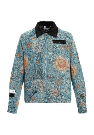 Chaqueta con cierre de cremallera, cuello negro, patrón texturizado en espiral azul y naranja inspirado en la pintura Noche Estrellada, y pequeños parches negros en las mangas.