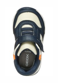 Sneakers bleu marine et blanc avec une sangle velcro, en tissu texturé et avec des accents orange. Présentent un bout arrondi et une semelle intérieure rembourrée étiquetée "GEOX."