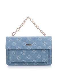 Denim-Handtasche in Hellblau mit einem gemusterten Design aus weißen Akzenten, einer goldenen Kettenriemen und einem Klappenverschluss.