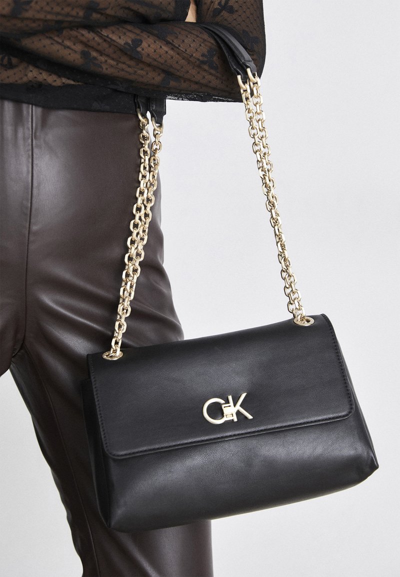 Calvin Klein RE LOCK  CROSSBODY - Taška cez plece - black