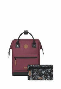 Sac à dos bordeaux avec des accents en cuir noir, arborant un logo rond et une poche zippée à l'avant. Comprend une pochette noire à motif floral.