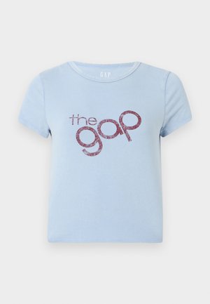 Helles blaues Baumwoll-T-Shirt mit rundem Halsausschnitt und kurzen Ärmeln. Verfügt über einen glänzenden burgunderfarbenen Logo-Text "the gap" in einer verspielten Schriftart.