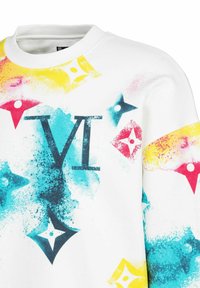 Witte sweatshirt met een ronde hals, voorzien van een kleurrijk abstract spuitontwerp in blauw, geel, rood en roze, en een opvallend "VI" logo.