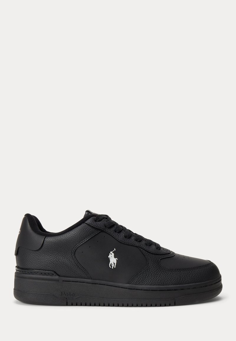 Baskets basses noires avec lacets, panneaux en cuir texturé et lisse, et logo Polo blanc sur le côté.