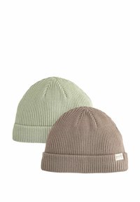 Zwei gestreifte Strickmützen in gedämpften Grüntönen und Braun. Jede hat einen umgeschlagenen Bund und ein dezentes Nahtdetail an der Krone. Etikett auf der braunen Mütze.