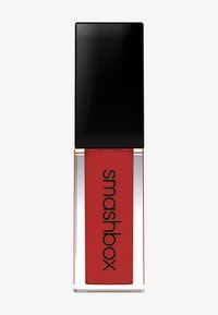 Röd läppstift i en klar rektangulär tub med ett svart kvadratiskt lock; har silverdetaljer och varumärket "smashbox" i fet svart text.