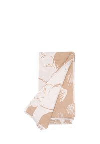 Sciarpa beige e bianca con motivi floreali astratti, realizzata in tessuto leggero con bordi frangiati, piegata ordinatamente.