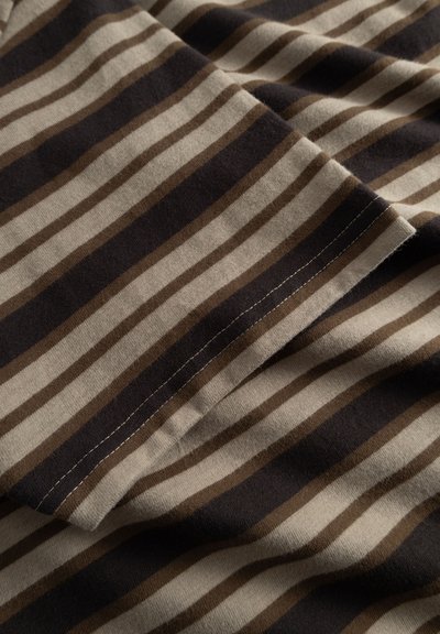 Tessuto a righe in tonalità di beige e marrone scuro. Texture morbida con una leggera lucentezza, caratterizzato da righe orizzontali ben distanziate e cuciture ordinate.