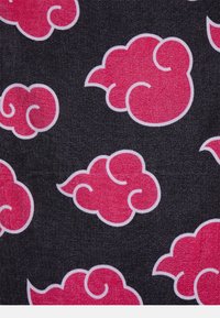 Tecido preto com um padrão repetido de nuvens cor-de-rosa contornadas a branco. As nuvens apresentem um design espiralado e tamanhos variados.