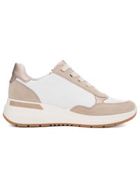 Witte en beige lage sneaker met vetersluiting, dikke zool en beige suède details met structuur langs de neus, hiel en zijkanten.