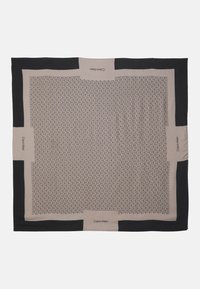 Sciarpa Calvin Klein con un centro beige a motivo, bordi neri e design del logo ripetuto. Tessuto liscio, forma quadrata, materiale morbido.