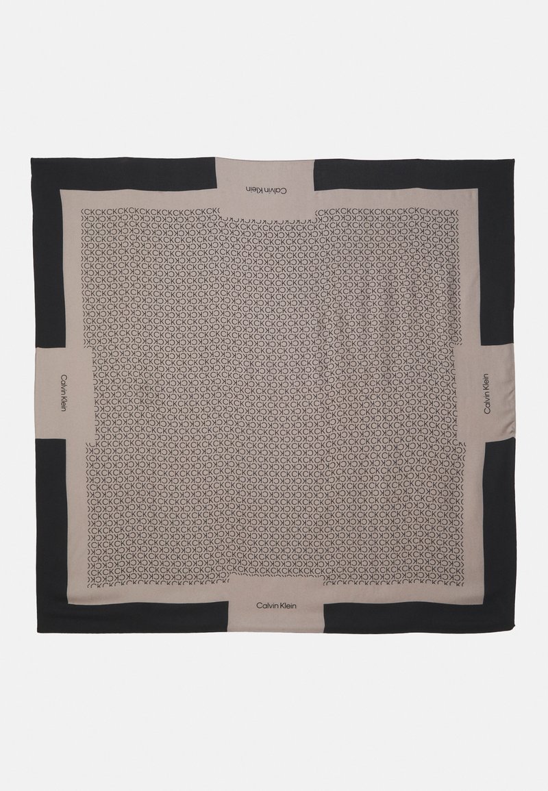 Sciarpa Calvin Klein con un centro beige a motivo, bordi neri e design del logo ripetuto. Tessuto liscio, forma quadrata, materiale morbido.