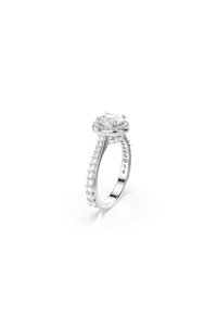 Solitaire-Verlobungsring aus Weißgold, mit einem runden Mittelpunkt-Diamanten, umgeben von einem Halo, und kleineren Diamanten am Band.
