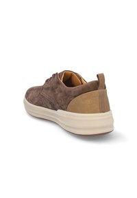Zapatillas de ante marrón con acentos de tela beige, cuello acolchado, cierre de cordones y suela de goma blanca. Incluye una pestaña en el talón.