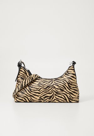 Toteveske i tigerstripemønster, med en beige bunn og svarte striper, glatt tekstur og svarte aksenter. Justerbar stropp inkludert.