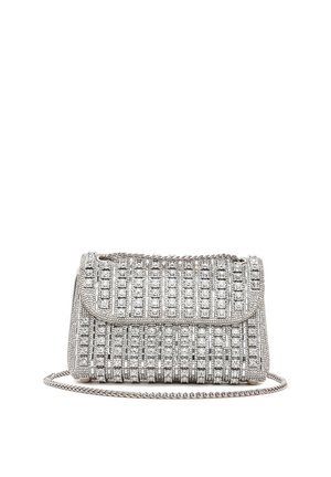 Piccola borsa clutch rettangolare argento coperta da file di strass scintillanti e dotata di una sottile tracolla a catena.